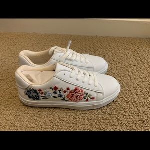 White Women’s sneaker